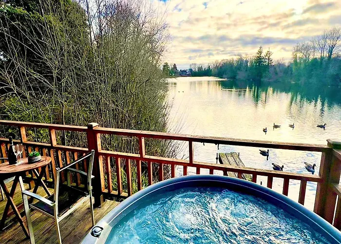 Holly Lodge 12 Hot Tub
